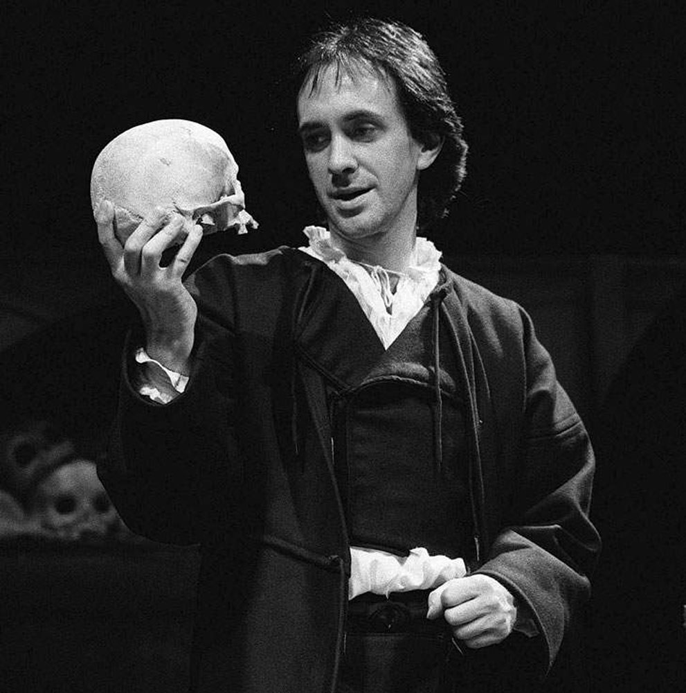 Shakespeare actor. Jonathan Pryce. Спектакль Гамлет. Уильям Шекспир. Гамлет пьеса. Jonathan Pryce young.