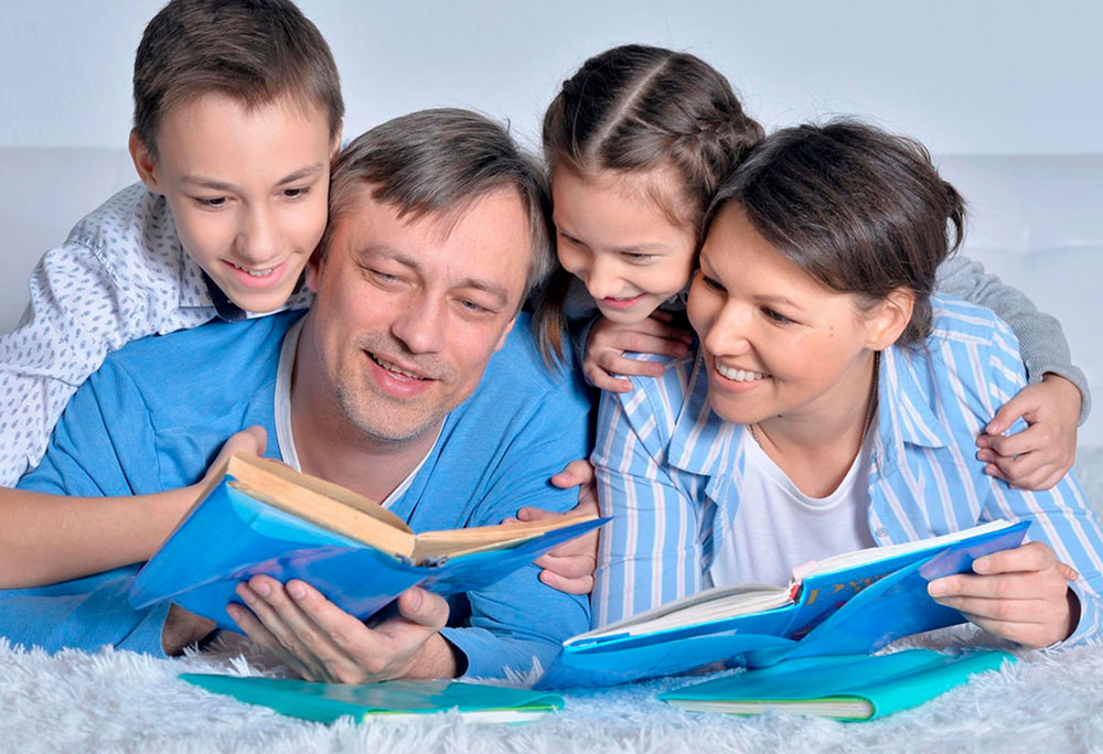 Читаем всей семьей название. Семейное чтение. Дети и родители вместе. Дети с родителями с книжкой. Родители читают книги.